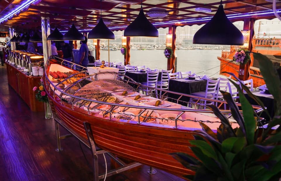 Круиз с ужином на роскошной яхте в Дубае