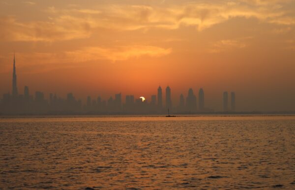 Прогулка на парусной яхте с видами на Дубай