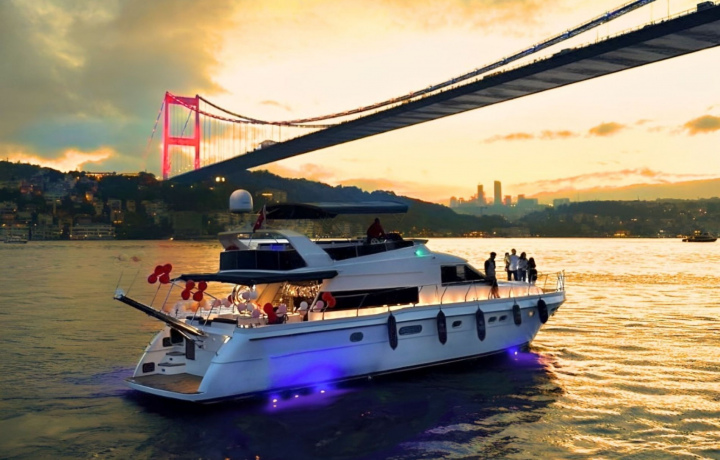 Босфор: Закат или Дневной тур на роскошной яхте с аудиогидом и закусками