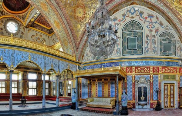 Экскурсия с профессиональным гидом во дворец Топкапы (с посещением гарема)